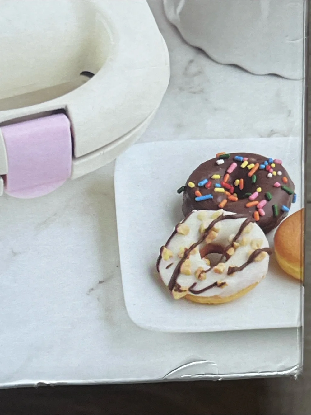 Babycakes Mini's Donut Maker - Makes 4 Non-Stick Mini Donuts NEW MSRP $24.99